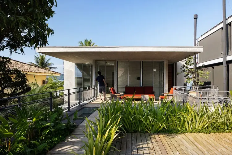 André Becker Completes JQY House, an Elevated Coastal Residence Embracing the Juquei Shoreline