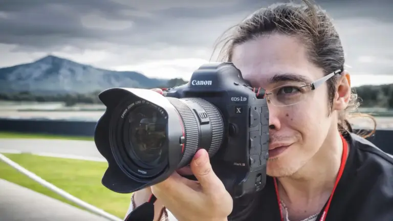 Canon Leads the Declining DSLR Market with 580,000 Units Produced in 2025 Despite Industry Shift to Mirrorless