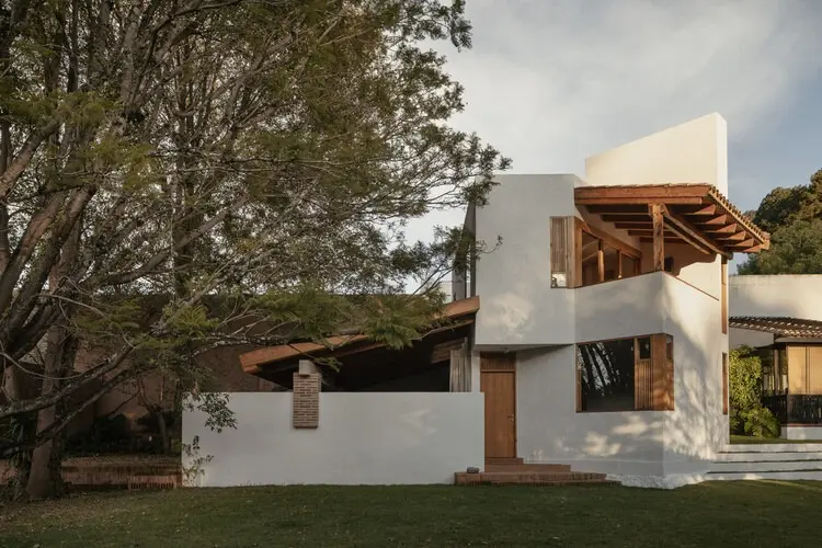 Casa Amona: COLAR Colectivo de Arquitectura Reinterprets Courtyard Living in San Cristóbal de las Casas