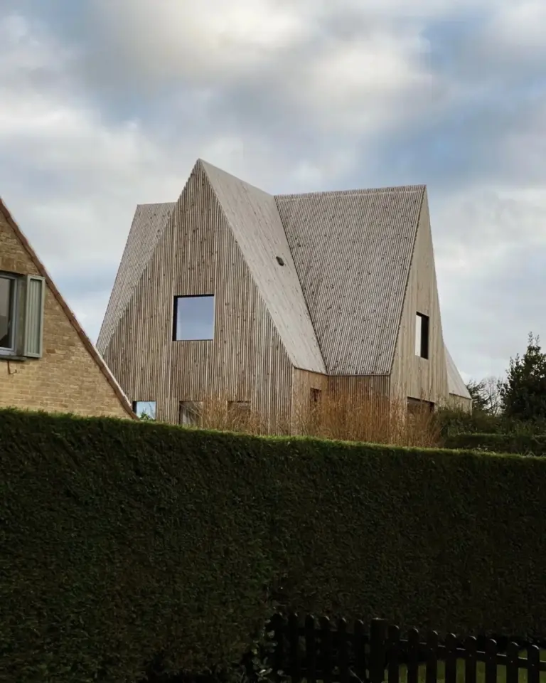 House of Cards: How a Belgian Architectural Studio Turned an Inherited Foundation into a Defining Feature