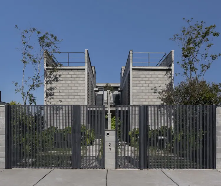 In Florianópolis, Terra e Tuma Balances Autonomy and Community in the Dual Campeche Houses